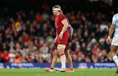 091125 - Wales v Argentina - Quilter Nations Series - Aaron Wainwright of Wales leaves the field injured