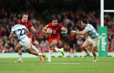 091125 - Wales v Argentina - Quilter Nations Series - Ben Thomas of Wales makes a break