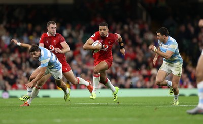 091125 - Wales v Argentina - Quilter Nations Series - Ben Thomas of Wales makes a break