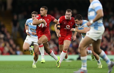 091125 - Wales v Argentina - Quilter Nations Series - Ben Thomas of Wales makes a break
