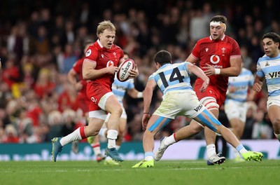 091125 - Wales v Argentina - Quilter Nations Series - Blair Murray of Wales is challenged by Bautista Delguy of Argentina 