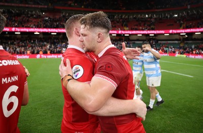 091125 - Wales v Argentina - Quilter Nations Series - Olly Cracknell of Wales at full time