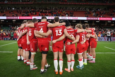 091125 - Wales v Argentina - Quilter Nations Series - Wales team huddle at full time