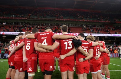 091125 - Wales v Argentina - Quilter Nations Series - Wales team huddle at full time