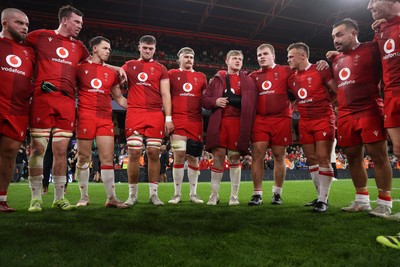 091125 - Wales v Argentina - Quilter Nations Series - Wales team huddle at full time