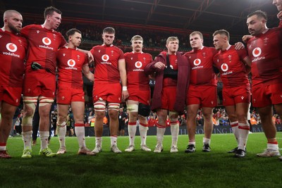 091125 - Wales v Argentina - Quilter Nations Series - Wales team huddle at full time