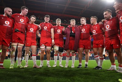 091125 - Wales v Argentina - Quilter Nations Series - Wales team huddle at full time