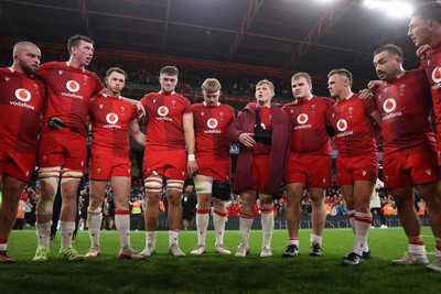 091125 - Wales v Argentina - Quilter Nations Series - Wales team huddle at full time