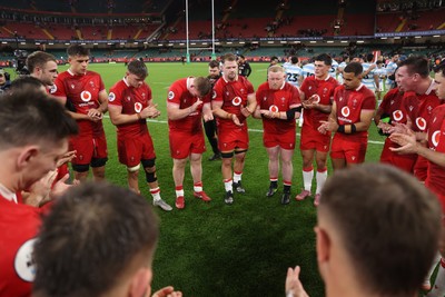 091125 - Wales v Argentina - Quilter Nations Series - Wales team huddle at full time