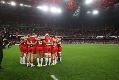 091125 - Wales v Argentina - Quilter Nations Series - Wales team huddle pre match