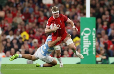 091125 - Wales v Argentina - Quilter Nations Series - Aaron Wainwright of Wales is tackled by Joaquin Oviedo of Argentina 
