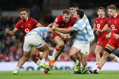 091125 - Wales v Argentina - Quilter Nations Series - Max Llewellyn of Wales is tackled by Mateo Carreras of Argentina 