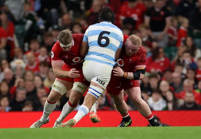 091125 - Wales v Argentina - Quilter Nations Series - Pablo Matera of Argentina is tackled by Aaron Wainwright and Keiron Assiratti of Wales 