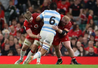 091125 - Wales v Argentina - Quilter Nations Series - Pablo Matera of Argentina is tackled by Aaron Wainwright and Keiron Assiratti of Wales 