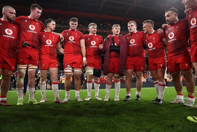 091125 - Wales v Argentina - Quilter Nations Series - Jac Morgan of Wales speaks in the team huddle at full time