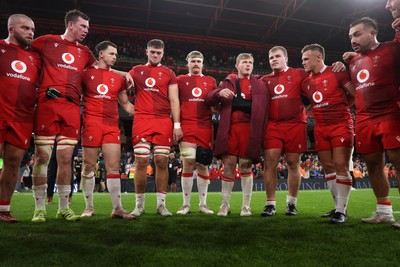 091125 - Wales v Argentina - Quilter Nations Series - Jac Morgan of Wales speaks in the team huddle at full time