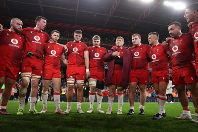 091125 - Wales v Argentina - Quilter Nations Series - Jac Morgan of Wales speaks in the team huddle at full time