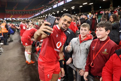 091125 - Wales v Argentina - Quilter Nations Series - Ben Thomas of Wales with fans at full time