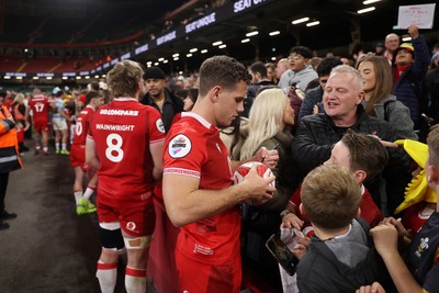091125 - Wales v Argentina - Quilter Nations Series - Kieran Hardy of Wales with fans at full time