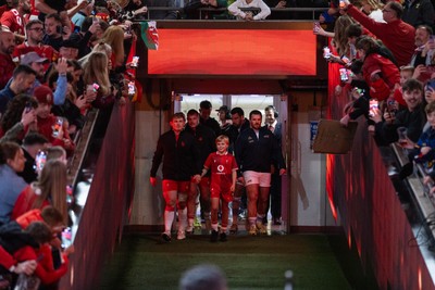 091125 - Wales v Argentina - Quilter Nations Series - The teams walk out at the start of the match
