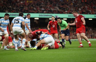 091125 - Wales v Argentina - Quilter Nations Series - Dewi Lake of Wales scores a try
