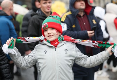 091125 - Wales v Argentina, Quilter Nations Series - Wales fans wait for the team coach to arrive at the stadium
