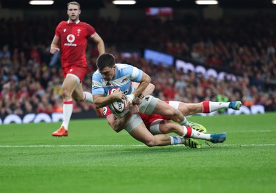 091125 - Wales v Argentina, Quilter Nations Series - Geronimo Prisciantelli of Argentina beats Blair Murray of Wales to score try