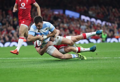091125 - Wales v Argentina, Quilter Nations Series - Geronimo Prisciantelli of Argentina beats Blair Murray of Wales to score try