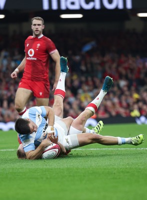 091125 - Wales v Argentina, Quilter Nations Series - Geronimo Prisciantelli of Argentina beats Blair Murray of Wales to score try