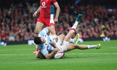 091125 - Wales v Argentina, Quilter Nations Series - Geronimo Prisciantelli of Argentina beats Blair Murray of Wales to score try