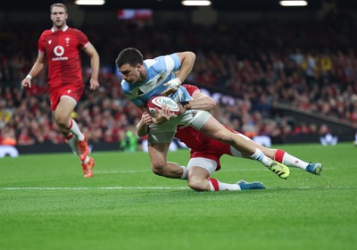 091125 - Wales v Argentina, Quilter Nations Series - Geronimo Prisciantelli of Argentina beats Blair Murray of Wales to score try