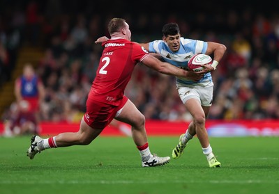 091125 - Wales v Argentina, Quilter Nations Series - Simon Cruz Benitez of Argentina takes on Dewi Lake of Wales