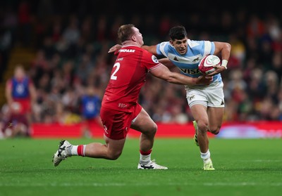 091125 - Wales v Argentina, Quilter Nations Series - Simon Cruz Benitez of Argentina takes on Dewi Lake of Wales