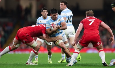 091125 - Wales v Argentina, Quilter Nations Series - Joaquin Oviedo of Argentina takes on Aaron Wainwright of Wales and Jac Morgan of Wales