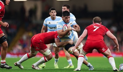 091125 - Wales v Argentina, Quilter Nations Series - Joaquin Oviedo of Argentina takes on Aaron Wainwright of Wales and Jac Morgan of Wales