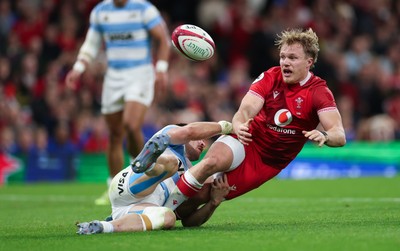 091125 - Wales v Argentina, Quilter Nations Series - Blair Murray of Wales offloads as he is tackled