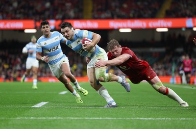 091125 - Wales v Argentina, Quilter Nations Series - Mateo Carreras of Argentina beats Jac Morgan of Wales on his way to scoring try