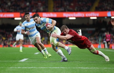 091125 - Wales v Argentina, Quilter Nations Series - Mateo Carreras of Argentina beats Jac Morgan of Wales on his way to scoring try