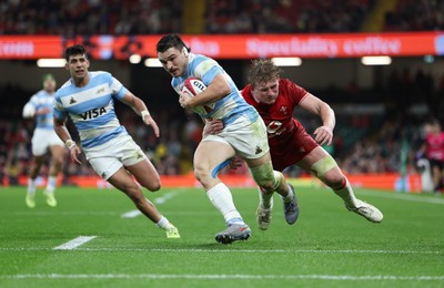 091125 - Wales v Argentina, Quilter Nations Series - Mateo Carreras of Argentina beats Jac Morgan of Wales on his way to scoring try