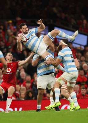 091125 - Wales v Argentina, Quilter Nations Series - Guido Petti of Argentina takes the restart