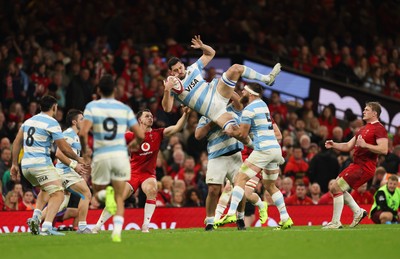 091125 - Wales v Argentina, Quilter Nations Series - Guido Petti of Argentina takes the restart