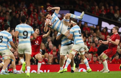 091125 - Wales v Argentina, Quilter Nations Series - Guido Petti of Argentina takes the restart
