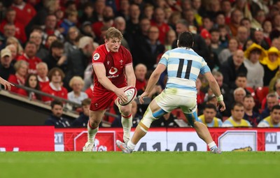 091125 - Wales v Argentina, Quilter Nations Series - Jac Morgan of Wales takes on Mateo Carreras of Argentina