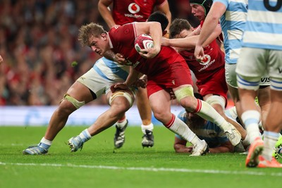 091125 - Wales v Argentina, Quilter Nations Series - Jac Morgan of Wales powers over to score try