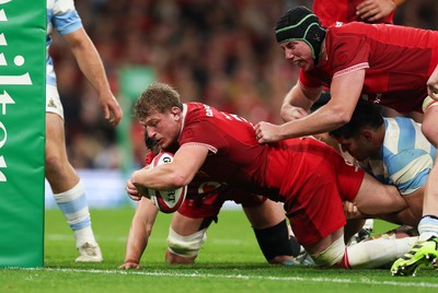 091125 - Wales v Argentina, Quilter Nations Series - Jac Morgan of Wales powers over to score try