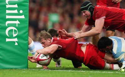 091125 - Wales v Argentina, Quilter Nations Series - Jac Morgan of Wales powers over to score try