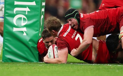 091125 - Wales v Argentina, Quilter Nations Series - Jac Morgan of Wales powers over to score try