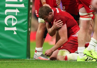 091125 - Wales v Argentina, Quilter Nations Series - Jac Morgan of Wales holds his shoulder after he powers over to score try