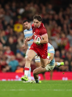 091125 - Wales v Argentina, Quilter Nations Series - Dan Edwards of Wales breaks away