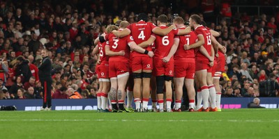 091125 - Wales v Argentina, Quilter Nations Series - The Wales team huddle up ahead of the match